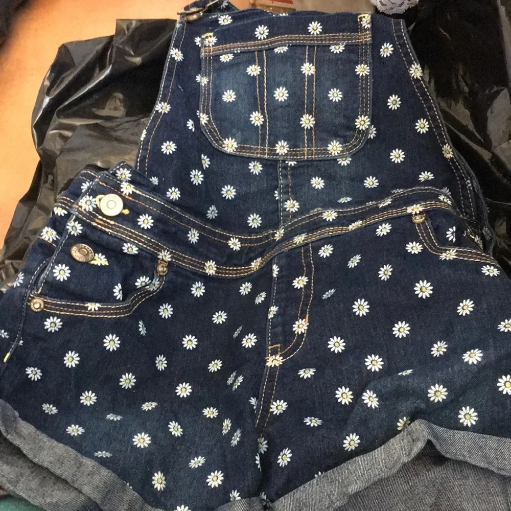FINAL MARKDOWN Girl’s jordache overall style shorts large